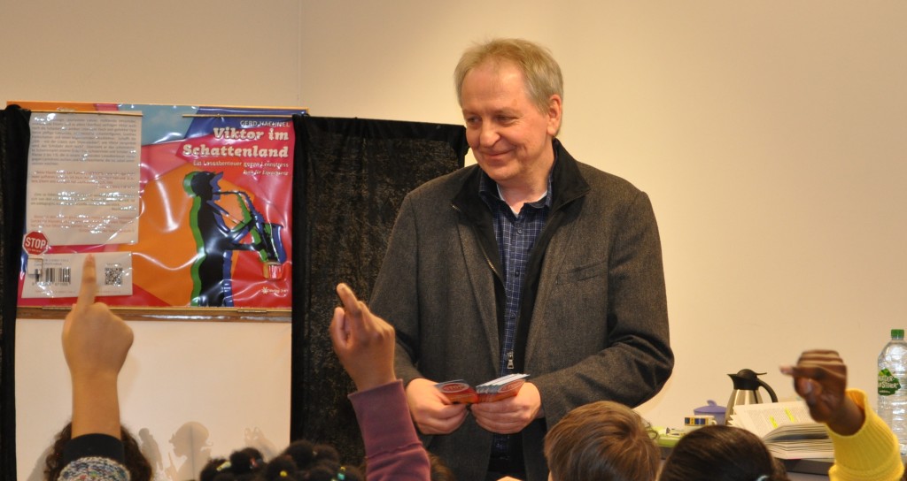 Vielen Dank noch einmal für die gelungene, kurzweilige Lesung. Die Schüler/innen waren begeistert vom Figurenschattenspiel und den Lerntipps. (Elke Hoffmann, Kulturbetrieb Mülheim an der Ruhr, Stadtbibliothek im Medienhaus 18.3.2016)